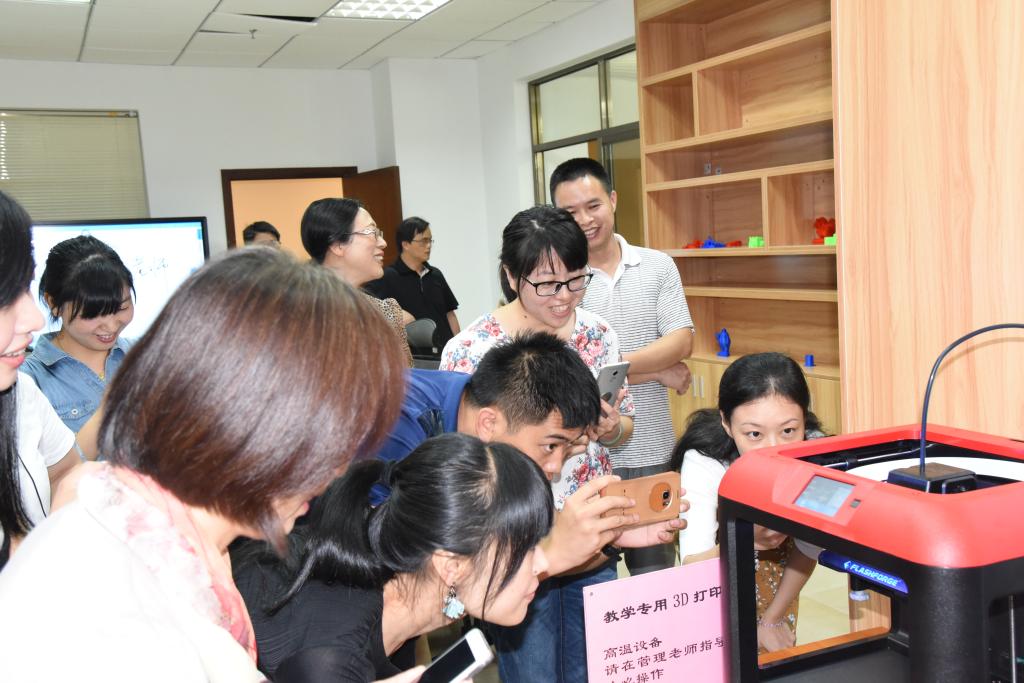 观摩教学用3D打印机工作情况 观摩教学用3D打印机工作情况