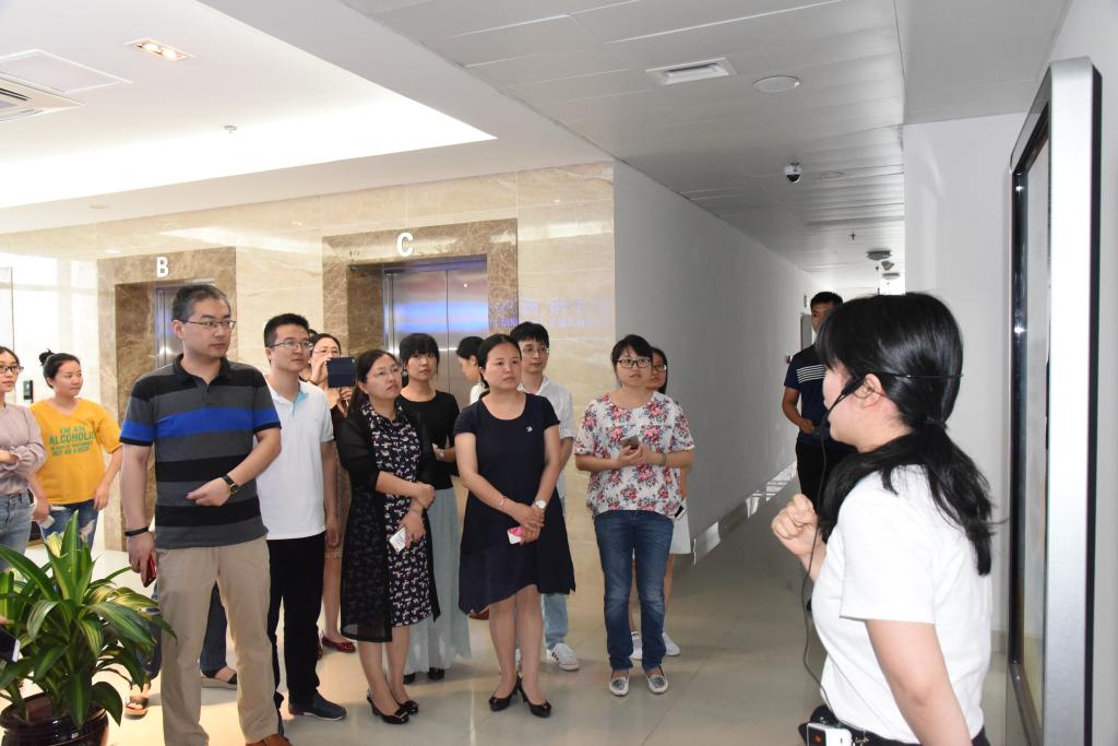 听取数字学习体验中心情况介绍 听取数字学习体验中心情况介绍